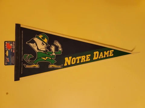 VINTAGE NOTRE DAME UNIVERSITY FIGHTING IRISH COLLEGE FOOTBALL PENNANT NWT Cover