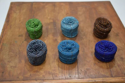 Небольшие индонезийские круглые проволочные корзины из бисера в ассортименте - Изображение 1 из 4