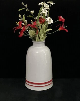 "Hearth & Hand™ con jarrón de gres Magnolia Holiday de 10"" a rayas rojas (solo jarrón)" Foto 1 de 4