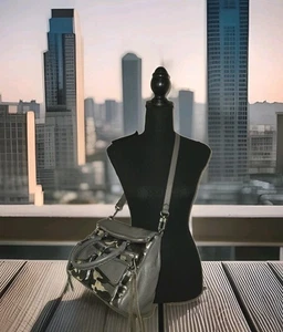 Bolso de Mano/Hombro de Cuero Aimee Kestenberg Camuflado Gris Metálico 12x9x5 Usado en Excelente Condición - Imagen 1 de 15