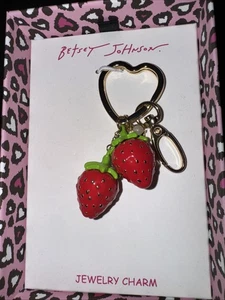 Charm borsa fragola Betsey Johnson tono oro estivo picnic 3D nuovo con scatola - Foto 1 di 2