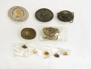 Menge 5 Vintage Metall NRA, NA Jagdverein Gürtelschnallen + 5 NRA Ansteck-/Hutnadeln - Bild 1 von 16