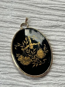 Vintage Anhänger schwarz oval Glas mit vergoldeter Waage Sternzeichen in goldgefülltem Rahmen - Bild 1 von 7