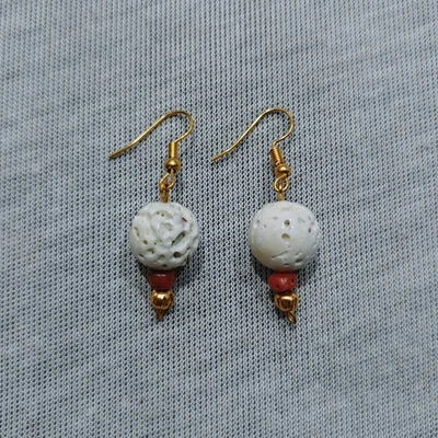 Pendiente de piedras preciosas de coral pendiente de coral natural pendiente de coral blanco joyero hecho a mano Foto 1 de 4