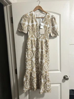 Nuevo con etiquetas Vestido midi Adelyn Rae con ojales bordados abullonados manga corta cuello en V Foto 1 de 4