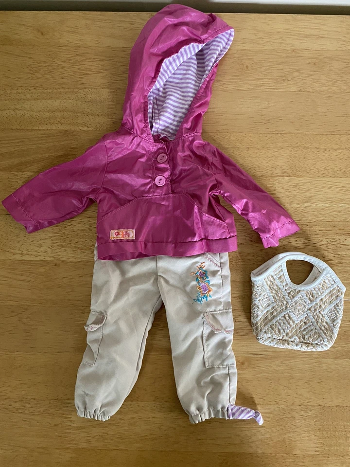 Abrigo de lluvia púrpura Our Generation con pantalones cargo beige y bolsa tejida Foto 1 de 1