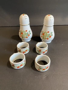 Vtg Avon Porcelain Salt & Peppers & Napkin Rings Strawberry Pattern 1978 - Picture 1 of 4