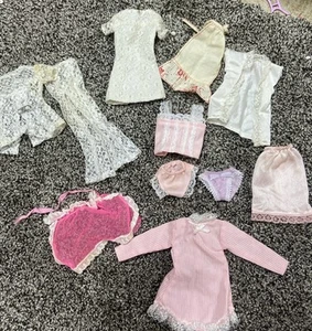 Vintage Konvolut Pyjamas Nachthemden für Barbie große Puppen Schürzen Schlupf Morgenmantel Spitze - Bild 1 von 13