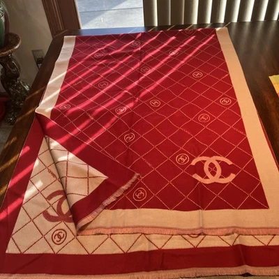 Chanel CC Logo Bufanda Cepillada Reversible Rojo y Beige 72” X 26” Foto 1 de 4