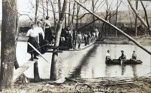 c1910 RPPC Menschen auf Fußgängerbrücke über Creapork bei Alexander Crossing Foto Vintage - Bild 1 von 3