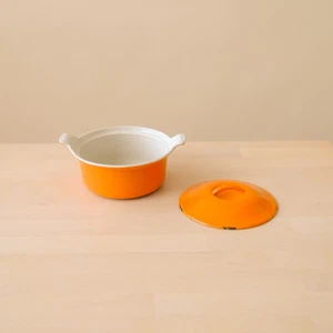 Casseruola rotonda arancione vintage Le Creuset con coperchio smaltato 18 cm Francia - Foto 1 di 8