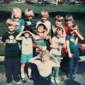 Vintage Polaroid Foto entzückende Kinder Mädchen Jungen umarmen gefunden Kunst Schnappschuss - Bild 1 von 5