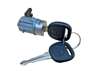 08-15 CTS 04-09 SRX CILINDRO SERRATURA PORTA 2 CHIAVI NUOVO - Foto 1 di 1