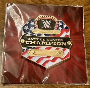 WWE SLAM LOOT CRATE EXCLUSIVE - UNITED STATES CHAMPION REPLICA BELT PIN BADGE - Foto 1 di 2