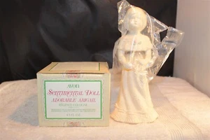 AVON DECANTER BAMBOLA SENTIMENTALE ADORABILE ABIGAIL REGENCE 4,5 ONCE RIEMPITA CON SCATOLA - Foto 1 di 2