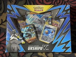Pokemon TCG: Rapid Strike Urshifu V Collection Box Factory Sealed - Bild 1 von 2