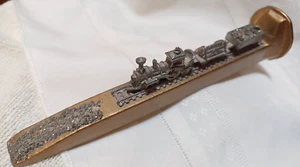 ESPICO DE FERROCARRIL DE HIERRO DE COLECCIÓN con un MINI TREN QUE TRANSPORTA ORO Y MADERA-7" L X 1 3/8" W - Imagen 1 de 8
