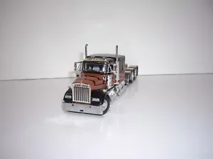 DCP PRIMERA MARCHA 1/64 TRIPLE EJE NEGRO SABLE Y DORADO KENWORTH W900L CON CAMA DE 60" - Imagen 1 de 5