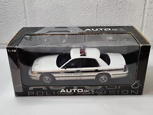 1/18 Autoart, Ford Crown Victoria 72701 (FORD POLICE VEHICLES VERSION) - Picture 1 of 6