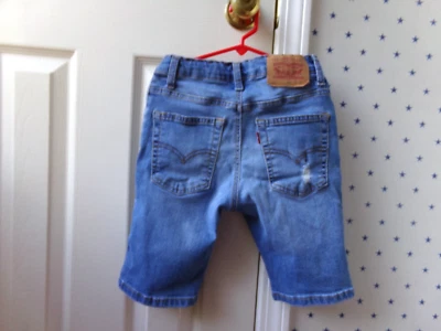 Meninos meninas? Shorts jeans Levis 10 SLIM aba vermelha 25x25" infantil modesto rasgado Levi’s - Imagem 1 de 4