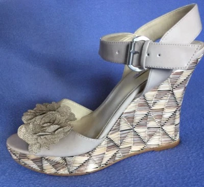 Sandalias de jardín Bandolino Rose beige correa y cuña tejida con flores talla 10M Foto 1 de 4