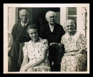 Vintage Foto Oma Opa altes Paar - schwarz-weiß 1940er 5" x4" - Bild 1 von 1