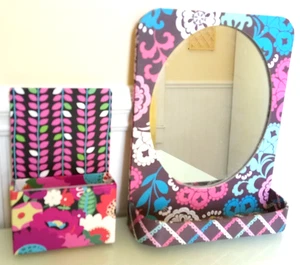 2 Accessori Magnetici Armadietto Scuola VERA BRADLEY - 1 Specchio con Ripiano/1 Piccolo Pattumiera - Foto 1 di 7