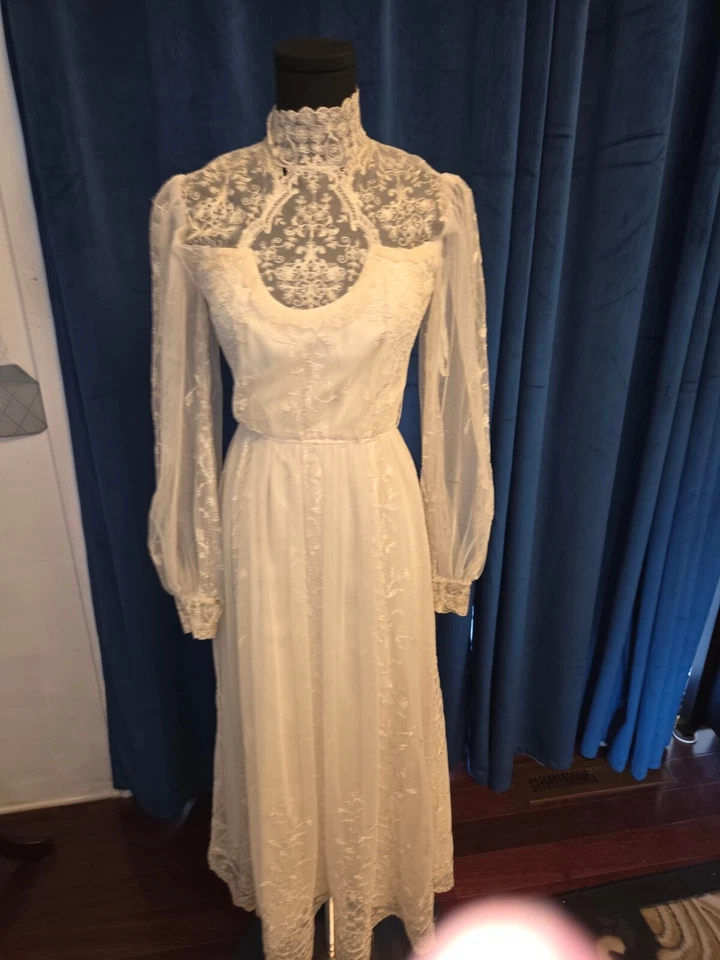 伊丽莎白·泰勒 （Elizabeth Taylor） 拥有并穿着的老年蕾丝连衣裙，来自她的朋友 Sydney Guilaroff — 第 1/4 张图片