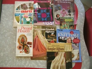 VINTAGE BASTELBUCH KONVOLUT - HÄKELN, STRICKEN, QUILT, GEPRESSTE BLUMEN, BASTELN - Bild 1 von 8