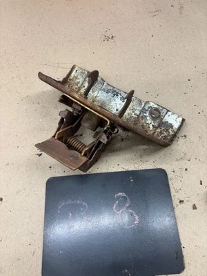 1966 66 GALAXIE GALAXY LTD CAPÓ PESTILLO GANCHO DE SEGURIDAD MONTAJE PANEL LIBERACIÓN FABRICANTE ORIGINAL OE 65 Foto 1 de 4