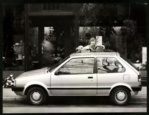 Fotografie Auto Nissan Micra, Kleinwagen vor einem Blumenladen, Rückseitig tech 