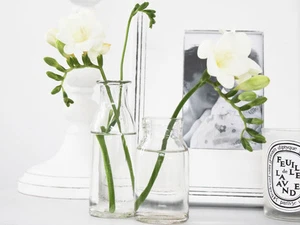 CLEAR GLASS MILK FLOWER BOTTLE BUD VASE HOME WEDDING VINTAGE PARTY  SUMMER - Picture 1 of 18