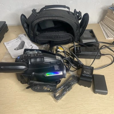 Quasar VM-D52 VHS-C Palmcorder 700x Zoom - Bag, 3 Batteries & Charger - TESTED - Image 1 of 4