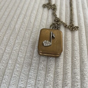 Caja de música vintage colgante collar gema juegos de golf gran hallazgo único - Imagen 1 de 5