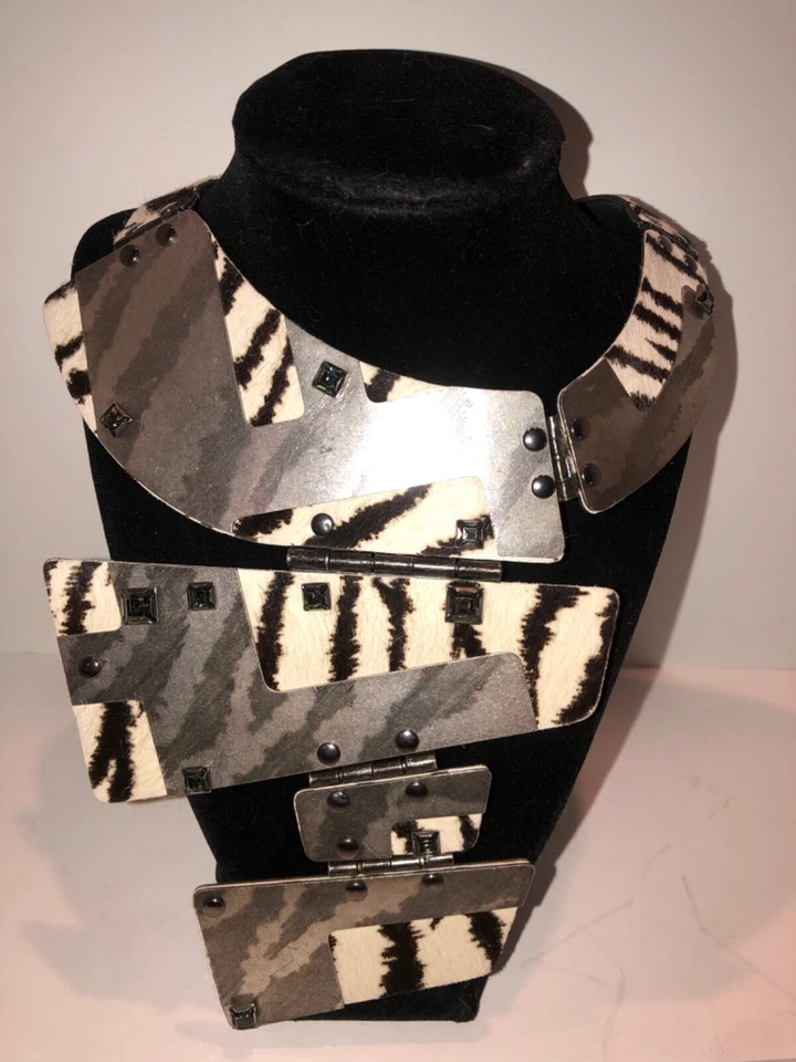 COLLAR PASARELA CEBRA MODERNO LANVIN PARIS FRANCIA, CUERO Y METALES PRECIO DE VENTA SUGERIDO POR EL FABRICANTE $2,690 Foto 1 de 4