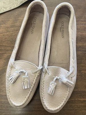 Mocasines beige con borlas Cole Haan para mujer (9) Foto 1 de 2