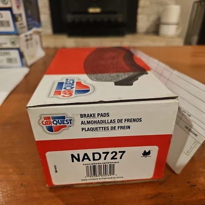 Juego de pastillas de freno de disco delanteras estándar CARQUEST NAD727  Foto 1 de 3
