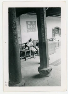 Vintage Fotografie 1950 China Taiwan Formosa Tempel Säule Kirchenbank Scharfes Foto - Bild 1 von 2