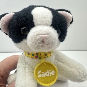 Justice Pet Shop Sadie Gund schwarz-weiße Katze Plüschtier goldfarbenes Halsband Stofftier - Bild 1 von 6