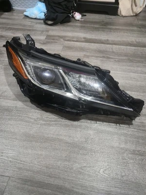 Faro LED OEM 2018-2021 lado derecho del pasajero Toyota Camry LE SE - 8111033D40 Foto 1 de 4