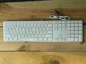 Genuine Apple A1243 Wired Mac Standard USB Keyboard w/ Numeric Keypad White - Picture 1 of 4