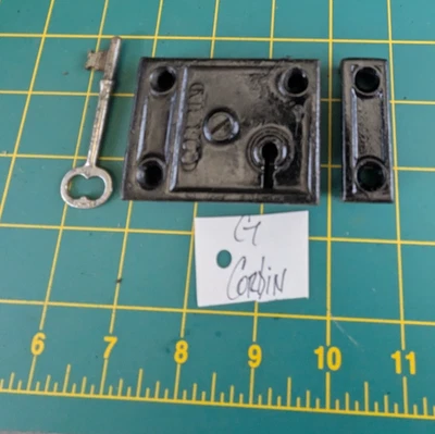 Chave e guardião antigos de ferro fundido para porta de armário 2" X 3 1/2" G - Imagem 1 de 3