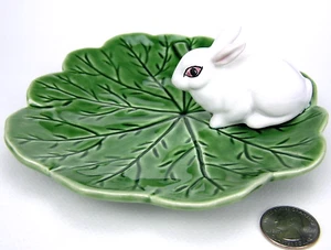Bordallo Pinheiro grüne Majolika Kohlblatt Teller Schale Hase Kaninchen Ostern - Bild 1 von 8