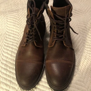 Flagge LTD Herren Lederstiefel Gr. 11 M braun dick Sohlen Marsen Zehenpartie NEU - Bild 1 von 9