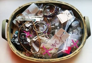 Jewelry 1 LB WEARABLE Bulk Lot Estate Vintage to Modern Costume- LOOK-#5D4 - Bild 1 von 15