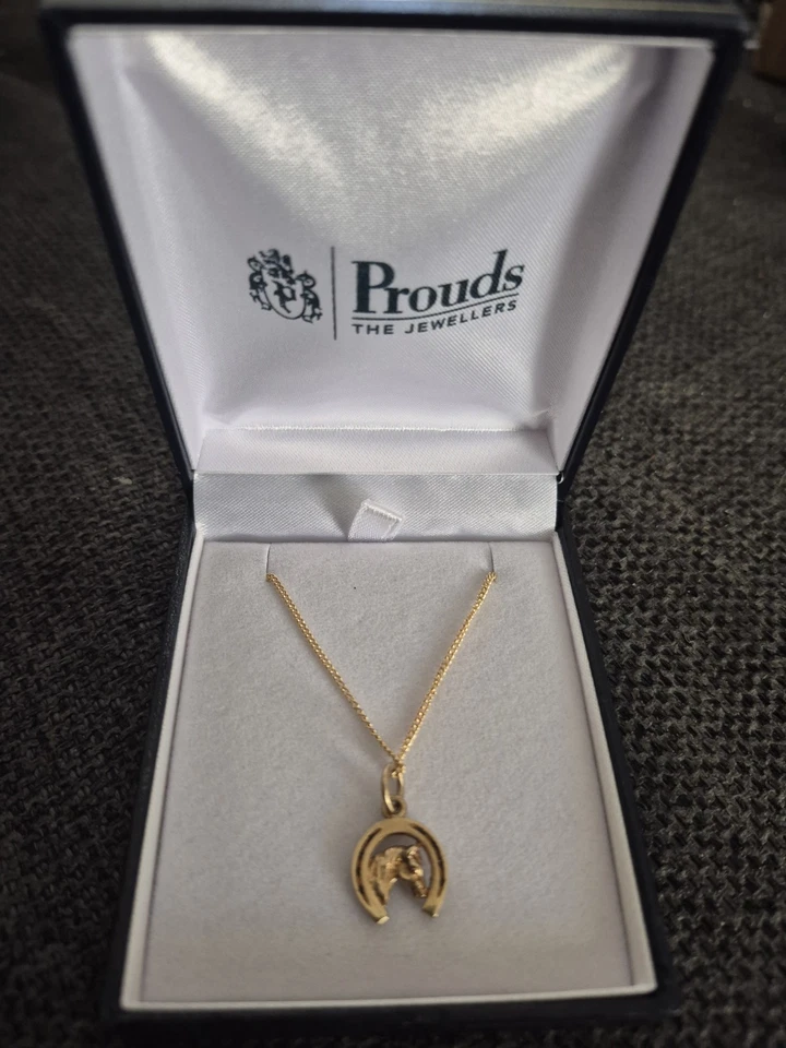 Colgante cabeza de caballo y zapato de caballo de oro macizo de 9 quilates 1,4 gm 10 mm de ancho x 14 mm de alto en caja Foto 1 de 2