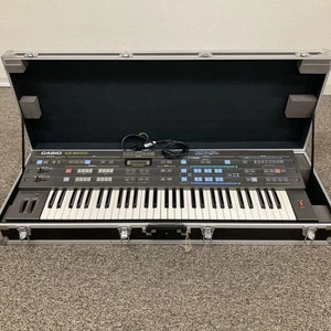 Sintetizador digital CASIO CZ-5000 en caja de trabajo - Imagen 1 de 20