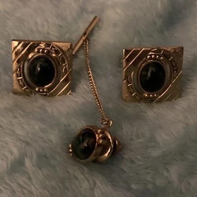 VINTAGE ANSON MEN'S GOLD TONE W/ GREEN & BLACK STONE CENTER CUFFLINKS & TIE TACK - Image 1 of 4