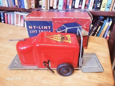 NICE VINTAGE 1940'S NYLINT WIND UP MECHANICAL LIFT TRUCK WITH BOX - Image 1 of 4