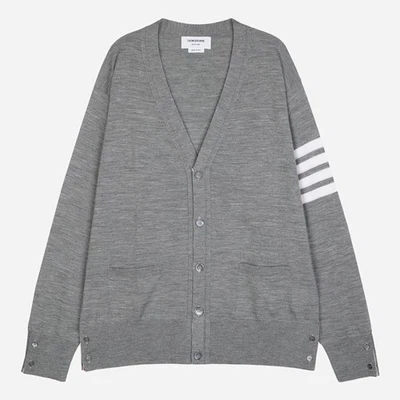 Cardigã Thom Browne 5F assimétrico lã merino cinza pálido MKC002A Y1014 140175776 - Imagem 1 de 3